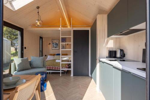 Tiny house with wooden deck in Oud Ade - Tuin van Keet - 30 in Leiderdorp