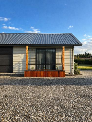 Mountain Views & Morning Coffee - Stylish Wanaka Studio Retreat in Albert Town