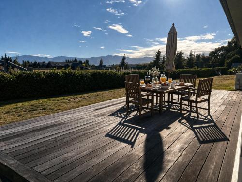 Mountain Views & Morning Coffee - Stylish Wanaka Studio Retreat in Albert Town
