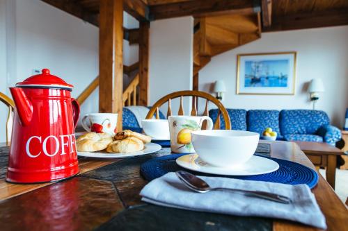 設施, 紐波特灣俱樂部酒店 (Newport Bay Club and Hotel) in 新港周邊