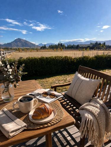 Mountain Views & Morning Coffee - Stylish Wanaka Studio Retreat in Albert Town