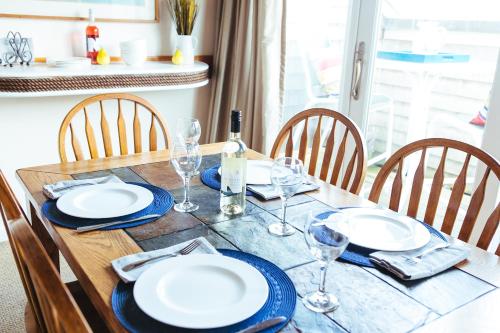 設施, 紐波特灣俱樂部酒店 (Newport Bay Club and Hotel) in 新港周邊