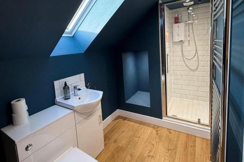 5 Bed house sleeps10 free parking pets city centre - image 11