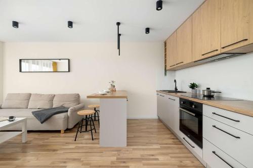 廚房, Przytulny Jasny Apartament z Balkonem by Noclegi Renters in 達布羅卡馬拉