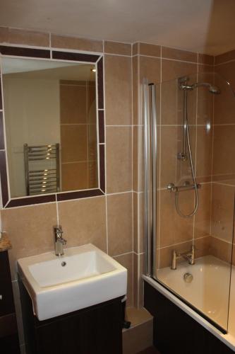 The Warwick Arms Hotel - image 6
