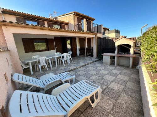Domaine de vacances à 600m de la plage villa 3 chambres climatisées, 7 couchages, WIFI, terrasse, parking, animations et piscines en supplément LRPDSR8