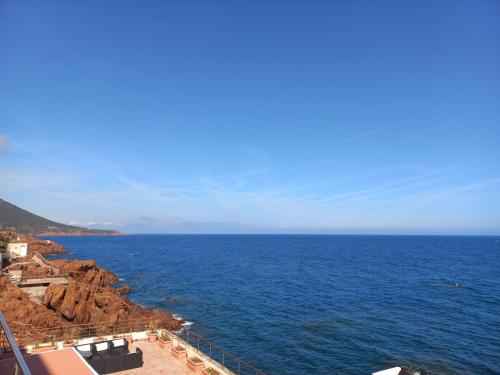 Magnifique appartement sur l'eau Anthéor – khách sạn tại Antheor