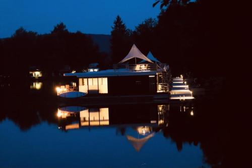 Фасада на хотела, Floatinghouse CALIENE - LP9 in Boffzen