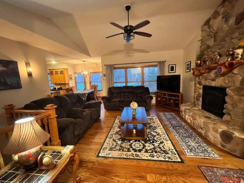 . Beautiful Rustic and Spacious Annandale Escape
