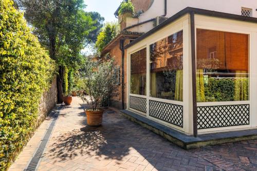 Borghese Flat in Luxury Villa with Garden in Flaminio