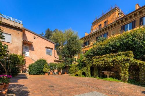 Borghese Flat in Luxury Villa with Garden in Flaminio