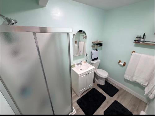 Vannas istaba, Large King Suite Completely Private Space Stay close enough to Newport without the Noise in Portsmouth (RI)