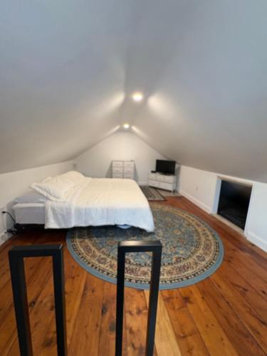 Large King Suite Completely Private Space Stay close enough to Newport without the Noise in Portsmouth (RI)