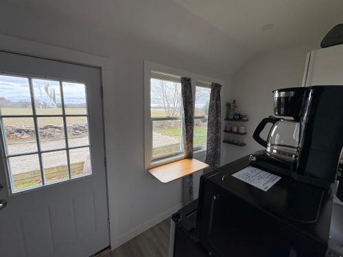 virtuve, Large King Suite Completely Private Space Stay close enough to Newport without the Noise in Portsmouth (RI)