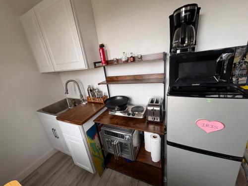 virtuve, Large King Suite Completely Private Space Stay close enough to Newport without the Noise in Portsmouth (RI)