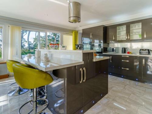 Oprema, 2 Bed in Tenby oc-fb186 in New Hedges
