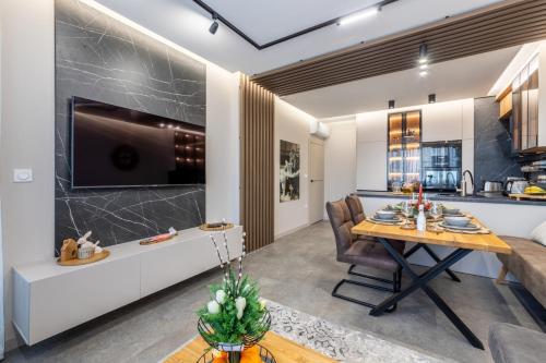 Luxury 1BR in Family Garden w/ Private Garage – khách sạn tại Pchelina