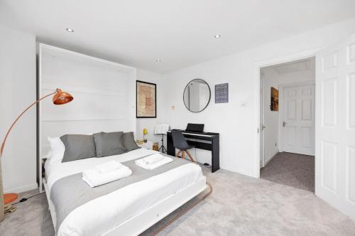 Lovely 3 Bedroom House Short Term Rental & Flexible Renting Limehouse with private parking and garden!, Londra (foto 4)