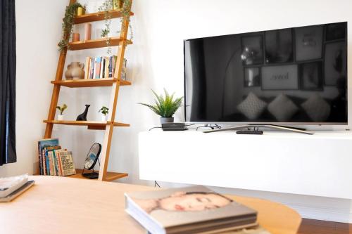 Lovely 3 Bedroom House Short Term Rental & Flexible Renting Limehouse with private parking and garden! chambre d'hôte River Lea