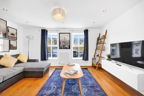 Lovely 3 Bedroom House Short Term Rental & Flexible Renting Limehouse with private parking and garden!, Londra (foto 8)