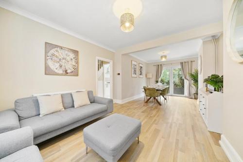 3 Bedroom House Short Term Rental & Flexible Renting Hornchurch With Free Wi-Fi, Free parking & Garden Sleeps 6! chambre d'hôte Romford