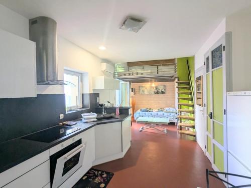 STUDIO CLIMATISE avec MEZZANINE au calme avec terrasse et parking idéalement situé pour tout faire à pied !
