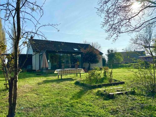 Aed, Gîte rénové, campagne au calme à 2,4km de la mer, kids friendly (Gite renove, campagne au calme a 2,4km de la mer, kids friendly) in Jullouville