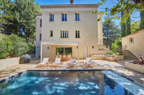 House with swimming pool in Aix