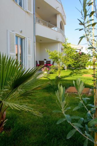 Two-Bedroom Apartment in Okrug Gornji II - image 8