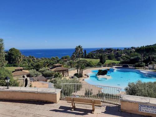 Swimming pool, 2 pieces climatise terrasse et jardin Bella Holiday Cap Esterel Saint Raphael in Saint-Raphael