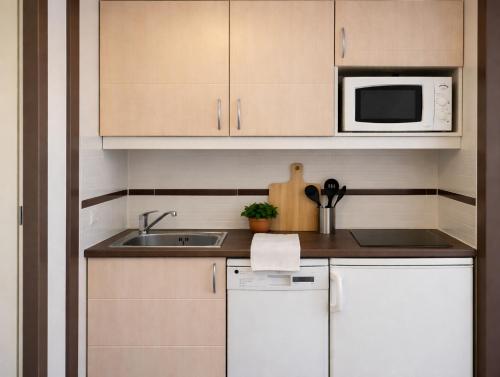 Kitchen, 2 pieces climatise terrasse et jardin Bella Holiday Cap Esterel Saint Raphael in Saint-Raphael