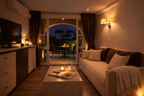 2 pieces climatise terrasse et jardin Bella Holiday Cap Esterel Saint Raphael in Saint-Raphael