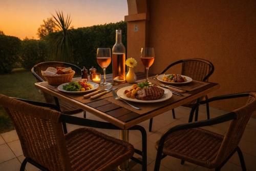 Facilities, 2 pieces climatise terrasse et jardin Bella Holiday Cap Esterel Saint Raphael in Saint-Raphael