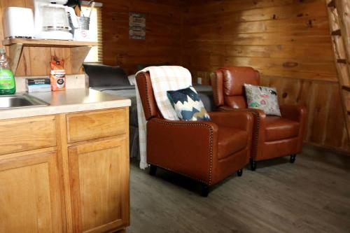 . Pet Friendly Log Cabin with Firepit near Green River Lake in Columbia, Kentucky