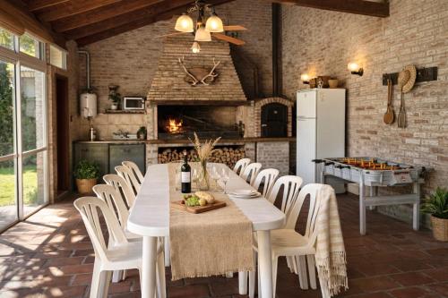Casa Glicina quincho, pileta y varios ambientes Ideal para 2 familias