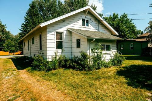 Vintage Cabin Perfect for Families and Outdoor Activities in Ranchester, Wyoming
