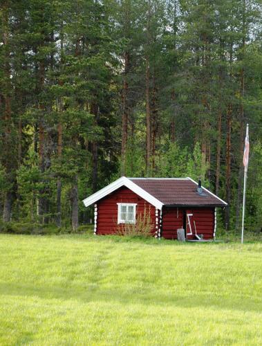 Фасада на хотела, Hytte anno 1721 uten internett, strøm, vann - men med rødmalt utedo in Трисил