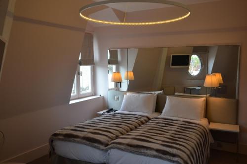 1 queen bed, 2 twin beds