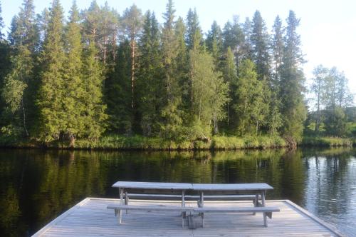 Hytte anno 1721 uten internett, strøm, vann - men med rødmalt utedo in Trysil