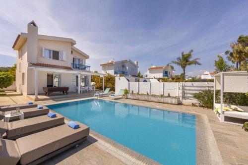 Exterior view of Fig Tree Bay Villa 4