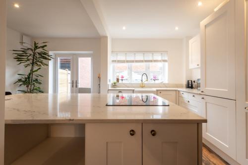 Open Mind Property - Hot Tub Retreat Sleeps 9 in Redhill