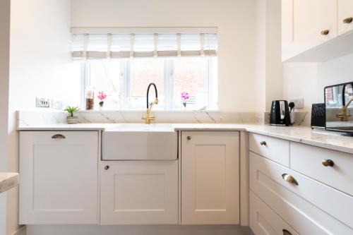 Open Mind Property - Hot Tub Retreat Sleeps 9 in Redhill