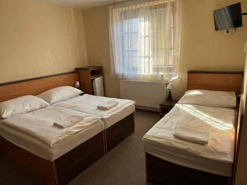 3 twin beds