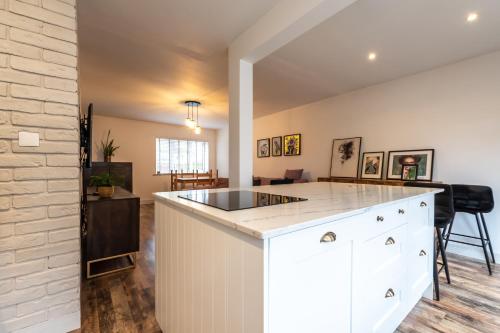 Open Mind Property - Hot Tub Retreat Sleeps 9 in Redhill