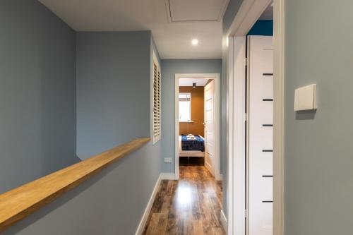 Open Mind Property - Hot Tub Retreat Sleeps 9 in Redhill