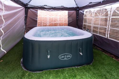 Open Mind Property - Hot Tub Retreat Sleeps 9 in Redhill