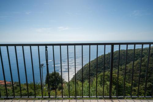 Casa panoramica con terrazza e vista mare alle 5 Terre – khách sạn tại Biassa
