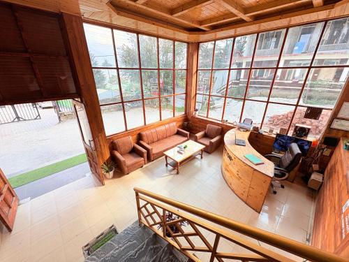 New Suraj Inn - Nestled near Hadimba Temple ! Rooftop Cafe ! Private Parking photo 3