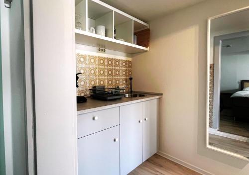 Kitchen, janu-homes - 4 Zimmer - 2 Apartments - 6 Betten - Boardinghouse Kirchplatz in Mengerskirchen