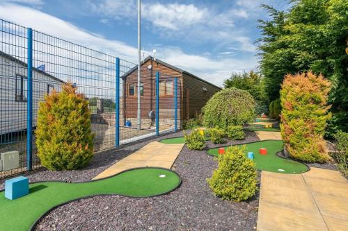 Mini golf pálya, Our Little Escape Pool and Gym in Port Carlisle
